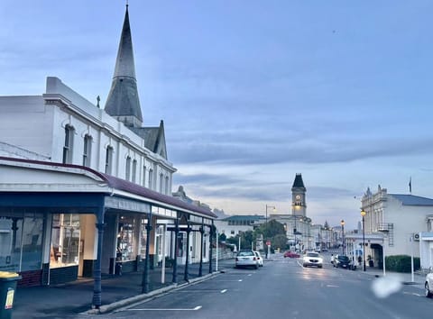 Neighbourhood, City view, Street view, Location, Parking
