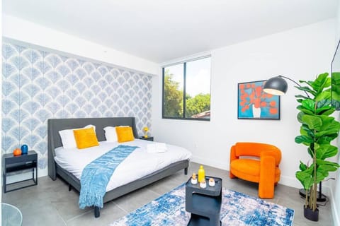Bed, Photo of the whole room, Seating area, Bedroom