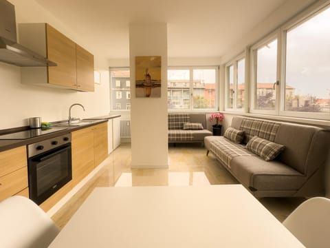 Kitchen or kitchenette, Living room, Seating area, Dining area