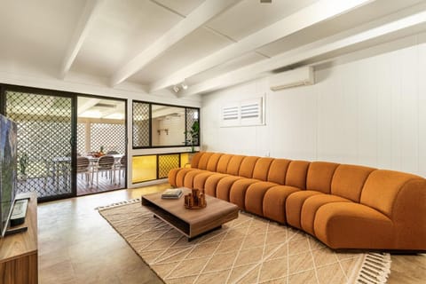 TV and multimedia, Living room, Seating area, air conditioner