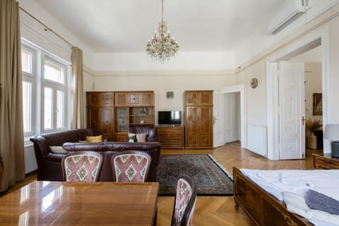 Communal lounge/ TV room, Bed, TV and multimedia, Living room, Seating area, Dining area, Bedroom, City view, internet, wardrobe, air conditioner