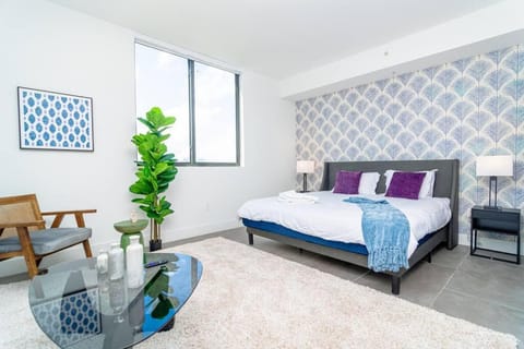 Bed, Living room, Photo of the whole room, Seating area, Bedroom