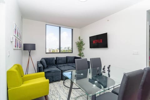 Communal lounge/ TV room, TV and multimedia, Living room, Seating area, Evening entertainment