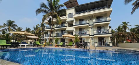 Property building, Day, Pool view, Swimming pool, sunbed