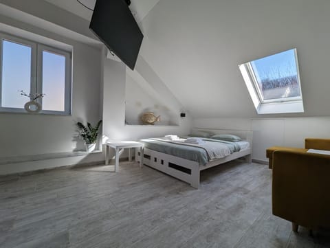 Bed, TV and multimedia, Photo of the whole room