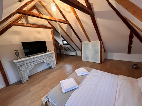 Bed, TV and multimedia, Photo of the whole room, Bedroom, towels