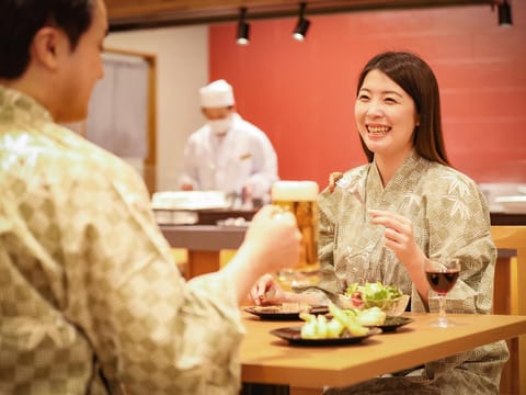 Restaurant/places to eat, People, Food and drinks, Food, Drinks, group of guests