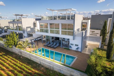 Property building, Patio, Day, Pool view, Swimming pool, sunbed