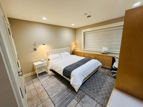 Bed, Photo of the whole room, Bedroom, hair dresser, towels