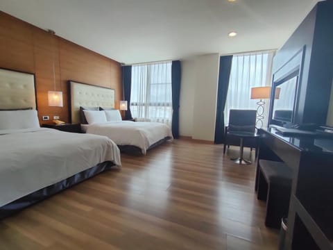 Bed, TV and multimedia, Photo of the whole room, Bedroom