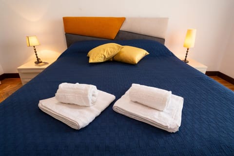 Bed, Photo of the whole room, Bedroom, towels