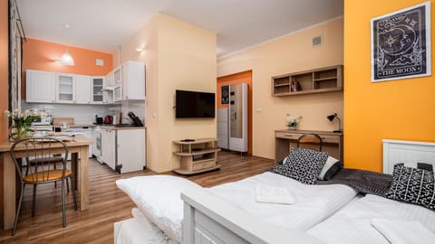 Bed, TV and multimedia, Photo of the whole room