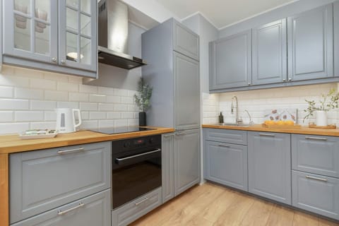 Coffee/tea facilities, Kitchen or kitchenette, dishwasher, stove