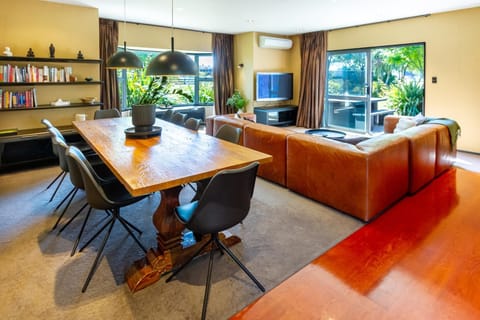 Patio, BBQ facilities, Library, TV and multimedia, View (from property/room), Living room, Decorative detail, Seating area, Dining area, Evening entertainment, Entertainment, air conditioner