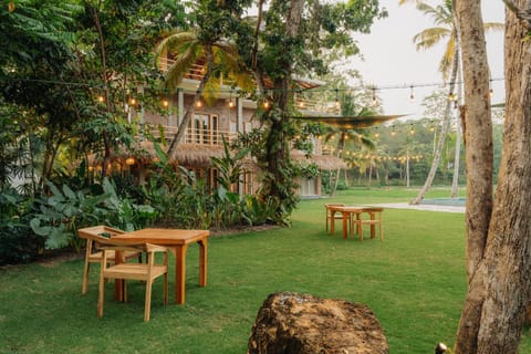 Property building, Garden, View (from property/room), Garden view, Swimming pool