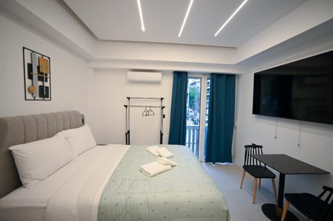 Bed, TV and multimedia, Photo of the whole room, Seating area, Bedroom, towels