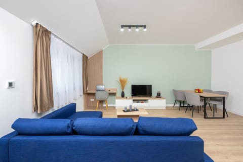 TV and multimedia, Seating area, Dining area