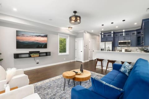 TV and multimedia, Kitchen or kitchenette, Living room, Seating area, Dining area