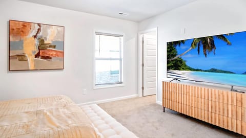 Spacious Modern Retreat Near Downtown EV House in Huntsville