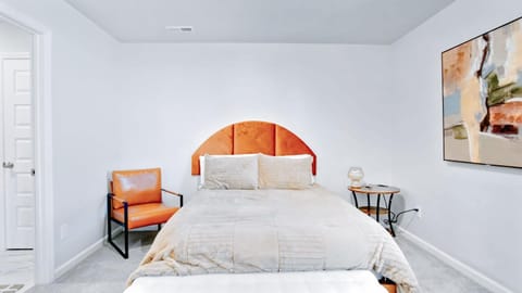 Spacious Modern Retreat Near Downtown EV House in Huntsville