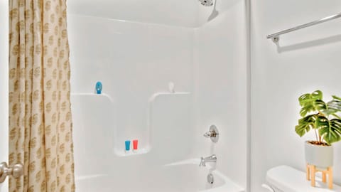 Spacious Modern Retreat Near Downtown EV House in Huntsville