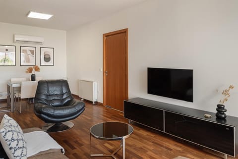 Communal lounge/ TV room, TV and multimedia, Living room, Seating area, Evening entertainment