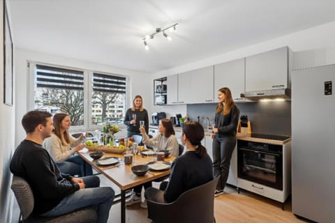 People, Kitchen or kitchenette, Living room, Seating area, Dining area, Food, group of guests, stove