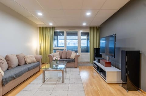 Only 9 mins from the airport 74,5 m2 apartment with free parking & beds for 7 Apartment in Helsinki