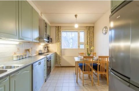 Only 9 mins from the airport 74,5 m2 apartment with free parking & beds for 7 Apartment in Helsinki