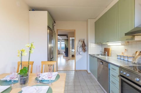 Only 9 mins from the airport 74,5 m2 apartment with free parking & beds for 7 Apartment in Helsinki