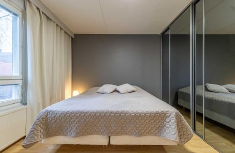 Only 9 mins from the airport 74,5 m2 apartment with free parking & beds for 7 Apartment in Helsinki