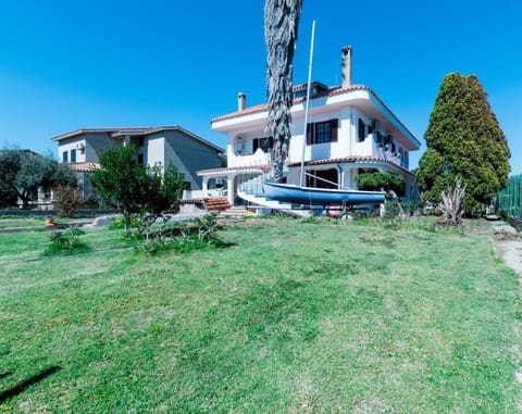 Property building, Facade/entrance, Garden, Garden view