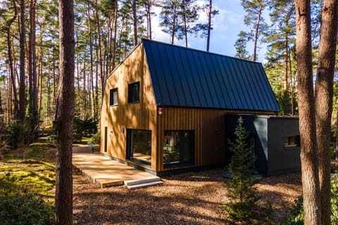 Property building, Spring, Day, Natural landscape, Garden, Garden view, Area and facilities