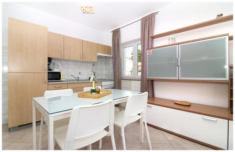 Kitchen or kitchenette, Dining area, stove