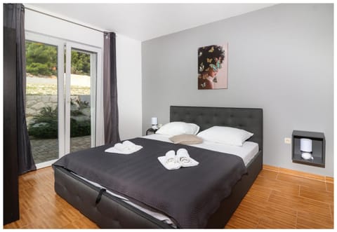 Bed, Photo of the whole room, Bedroom, towels