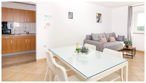 Kitchen or kitchenette, Dining area, stove