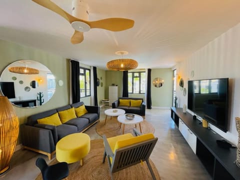 TV and multimedia, Living room, Seating area