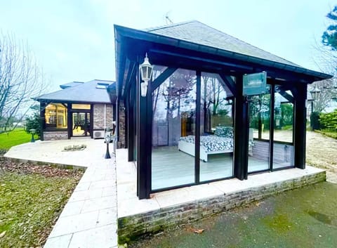 Property building, Patio, Spring, Day, Garden, Garden view