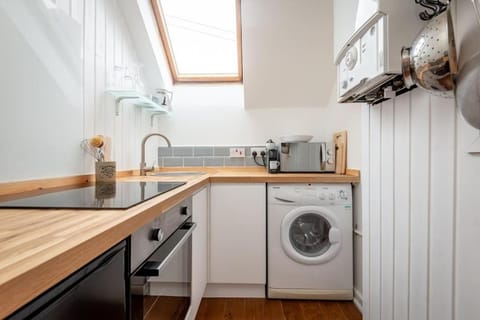 Kitchen or kitchenette, stove, washing machine, dryer