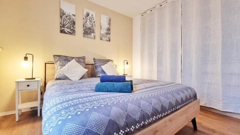 Photo of the whole room, Bedroom