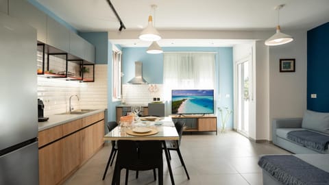 TV and multimedia, Kitchen or kitchenette, Living room, Photo of the whole room, Seating area, Dining area, oven