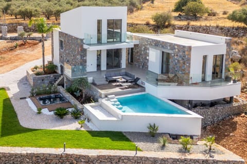 Property building, Patio, Garden, Hot Tub, Pool view, Swimming pool, sunbed