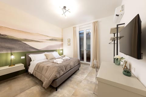 Bed, TV and multimedia, Photo of the whole room, Bedroom, towels