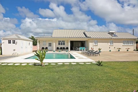 Garden view, Pool view, Swimming pool, sunbed