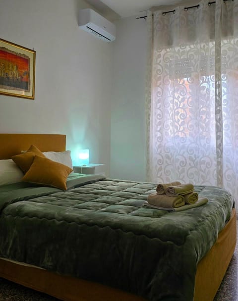 Bedroom, towels, air conditioner