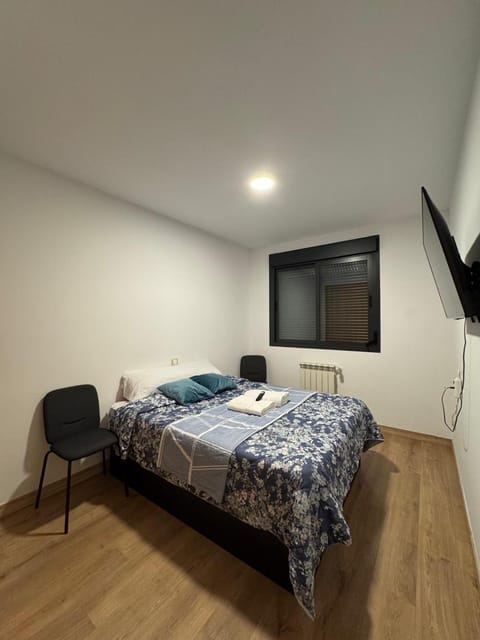 Bed, TV and multimedia, Bedroom, towels