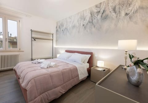 Photo of the whole room, Bedroom, towels