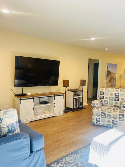 TV and multimedia, Living room, Evening entertainment