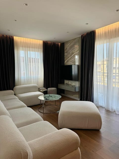 Communal lounge/ TV room, TV and multimedia, Living room, Seating area, Evening entertainment