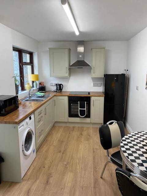 Coffee/tea facilities, Kitchen or kitchenette, Dining area, microwave, oven, toaster, washing machine, kitchen